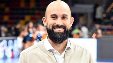 Ein Mann lächelt in die Kamera. Es ist Davide Bottinelli von den Basketballern der Eisbären Bremerhaven.