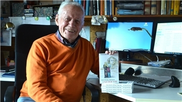 Mann mit Buch