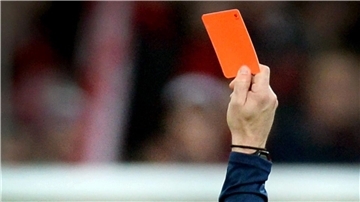 In der Kreisklasse zeigt ein Referee Rot - daraufhin wird er von einem Spieler angegriffen.
