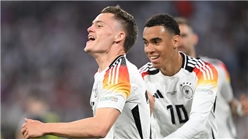 In der Liga Konkurrenten, im DFB-Trikot die Zukunft: Florian Wirtz (l.) und Jamal Musiala.