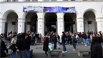 In der Ludwig-Maximilians-Universität (LMU) in München hat ein Bewaffneter am Dienstagvormittag für Aufregung gesorgt.
