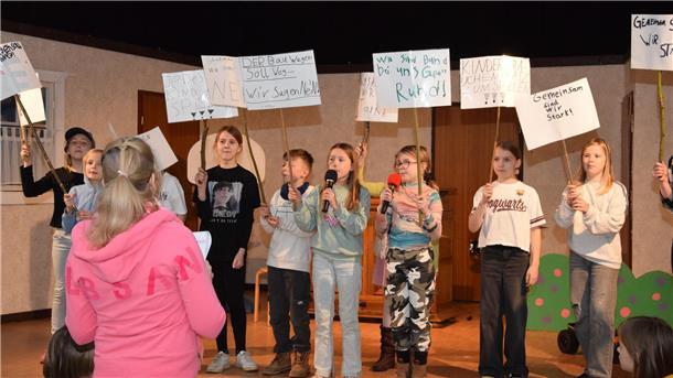 In der Musical-Gruppe können sich die Kinder in vielerlei Hinsicht ausleben, ob ausleben, ob auf der Bühne, bezüglich Bühnenbild oder auch im Hinblick auf die Technik.