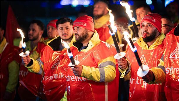 Warnstreiks an zahlreichen Werkstoren in Niedersachsen In der Nacht beteiligen sich Beschäftigte vor dem Betriebsgelände der Clarios Varta Hannover GmbH an dem Warnstreik.