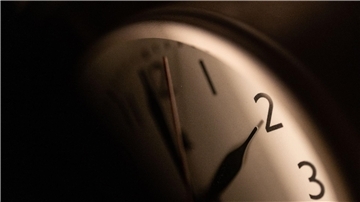 In der Nacht vom 30. auf den 31. März werden die Uhren von 2 Uhr auf 3 Uhr nach vorne gedreht. Abends bleibt es dann länger hell.