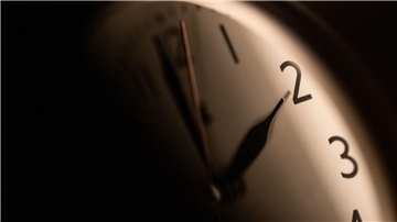 In der Nacht von Samstag auf Sonntag können viele Menschen länger schlafen. (Symbolbild) 