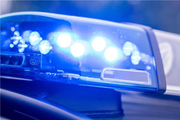 Blaulicht eines Polizeiwagens. Ein Unbekannter ist in eine Fleischerei eingebrochen. Schaden: rund 4.000 Euro.