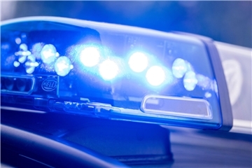 Blaulicht eines Polizeiwagens. Ein Unbekannter ist in eine Fleischerei eingebrochen. Schaden: rund 4.000 Euro.