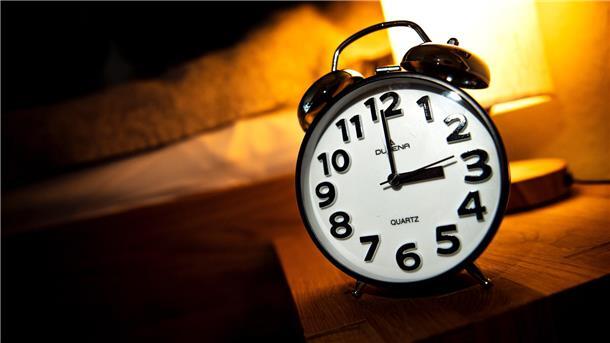Ein Wecker zeigt 3 Uhr.