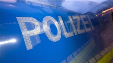 Das Wort Polizei auf der Karosserie eines Polizeifahrzeugs. In der Nacht zum 13. März ist in Bremerhaven ein Zigarettenautomat aufgebrochen worden. Die Polizei sucht Zeugen.