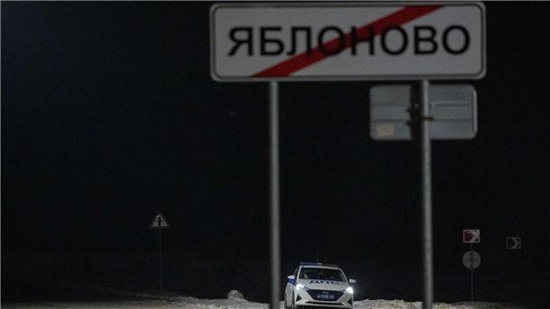 In der Nähe der Absturzstelle des russischen Militärtransportflugzeugs in der Nähe von Jablonowo in der Grenzregion Belgorod ist ein Polizeifahrzeug im Einsatz.