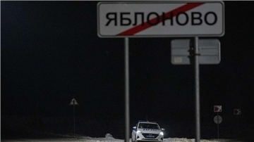 In der Nähe der Absturzstelle des russischen Militärtransportflugzeugs in der Nähe von Jablonowo in der Grenzregion Belgorod ist ein Polizeifahrzeug im Einsatz.