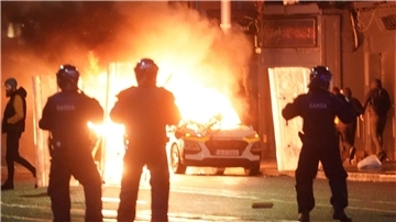 In der Nähe des Tatorts kam es am Abend zu schweren Ausschreitungen. Dabei wurde auch ein Polizeiauto in Brand gesetzt.