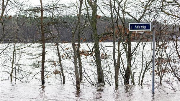 MV hilft Niedersachsen mit Material gegen Flut In der Nähe vom Ortsteil Jeversen der Gemeinde Wietze im Landkreis Celle ist die Aller über die Ufer getreten.