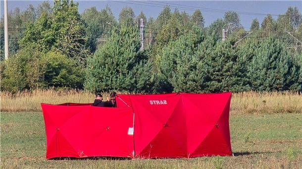 Polen beantragt nach Drohnenabschuss Nato-Konsultationen In der Nähe von Biala Podlaska sichern Feuerwehrleute die Trümmer einer abgeschossenen Drohne. (Foto aktuell)