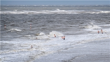 Trotz des Sturmtiefs «Kirsten» schwimmen Touristen in der Nordsee vor Baltrum.