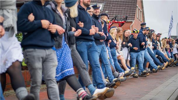 In der Ortsmitte reihten sich die Paare für eine Schunkelrunde auf dem Gehweg auf.
