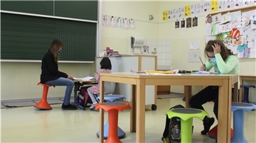 In der „pädagogischen Insel“ lernt Jasmin Di Massimo zusammen mit Kyara und Samy (von links) an der Grundschule Nordholz.