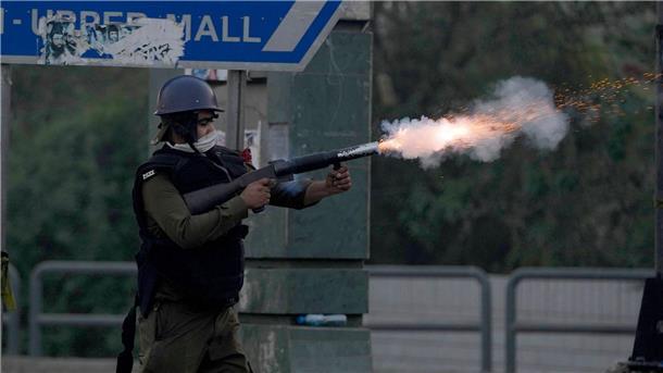 Bilder des Tages In der pakistanischen Millionenstadt Lahore ist es zu Zusammenstößen zwischen Polizisten und Anhängern des gestürzten Premierministers Imran Khan gekommen. Grund war offenbar der Versuch, Khan festzunehmen.