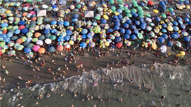 Bilder des Tages In der peruanischen Hauptstadt Lima ist der Ansturm auf die Strände während der warmen Sommermonate groß.