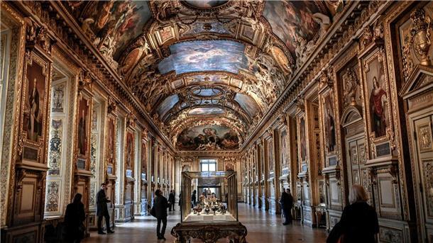 Louvre-Einbrecher stehlen Beute von „historischem Wert“ In der prachtvollen Galerie d’Apollon im Louvre wird kostbarer Schmuck ausgestellt. (Archivbild)