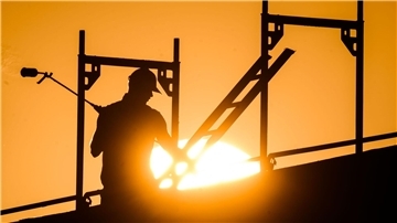 In der prallen Sonne besonders exponiert: Arbeiter auf dem Bau (Archivbild)