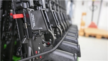In der Produktionshalle des Waffenherstellers Heckler & Koch in Oberndorf sind Sturmgewehre vom Typ HK416 F-S aufgereiht.