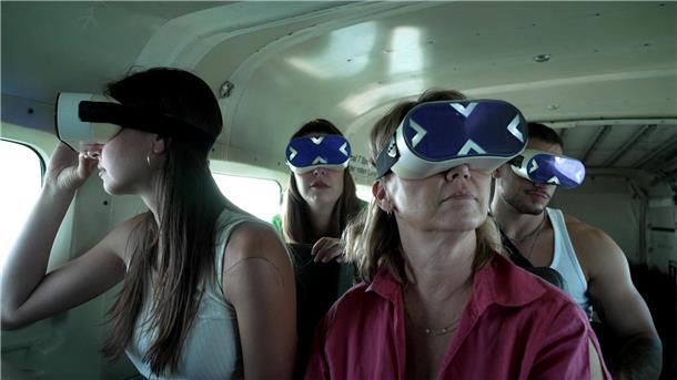 In der Realityshow „Destination X“ machen Promis einen „blinden“ Roadtrip durch Europa in einem blickdichten Bus. Ihre Herausforderung: Sie wissen nie, wo sie sich befinden - und müssen immer wieder ihren Aufenthaltsort möglichst genau bestimmen.