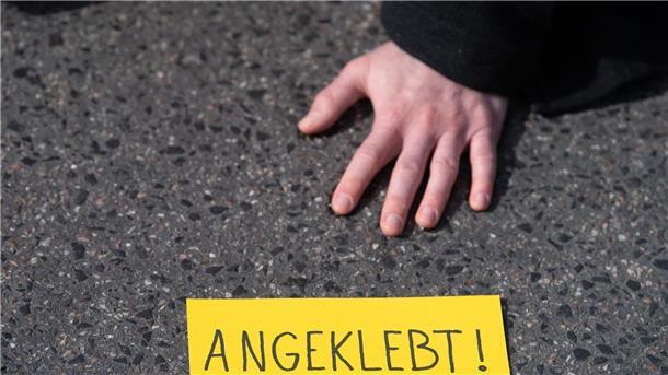In der Regel kleben sich die Teilnehmer der Protestaktionen an, damit die Räumung länger dauert.