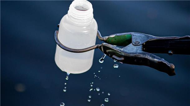 Badeverbot wegen Bakterienbelastung: Eixer See in Peine In der Region Hannover wird zur Überwachung der Wasserqualität eine Wasserprobe genommen.