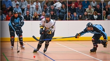 In der Regionalliga Nord treffen die Inline-Skater-Hockey-Cracks der Bremerhaven Whales auf die Wolfsliner Reislingen zum Rückspiel im Playoff-Halbfinale. nehmen Jens True (links) und Sebastian Linke (rechts) den Spieler der Wolfsliner Reislingen in die Zange. 