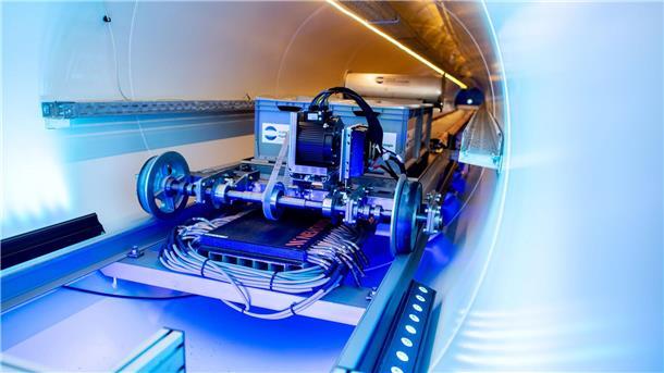 In der Röhre wurden Schienen verbaut, später soll darin auch Magnetschwebetechnik getestet werden.
