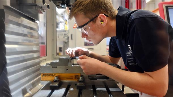 In der Rohstoffgewinnung, Produktion und Fertigung ist die Zahl der unbesetzten Ausbildungsstellen um 28,6 Prozent auf aktuell 108 angestiegen.