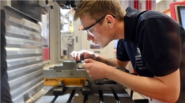 In der Rohstoffgewinnung, Produktion und Fertigung ist die Zahl der unbesetzten Ausbildungsstellen um 28,6 Prozent auf aktuell 108 angestiegen.