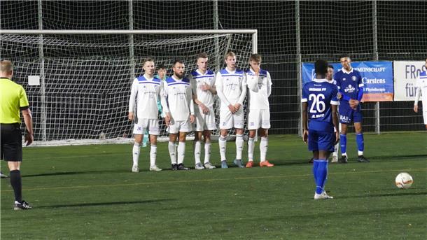 In der Schlussphase verhinderte LTS mit einer Fünf-Mann-Mauer das 0:5 gegen den eingewechselten Mamadou Ibrahima Diop.