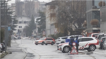 In der Schweizer Stadt Sitten im Kanton Wallis hat ein Mann nach Angaben der Polizei zwei Menschen erschossen.