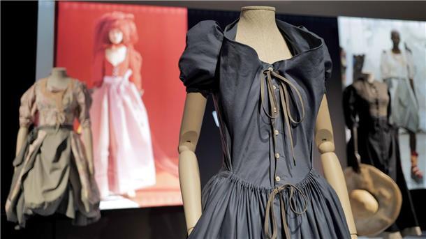 In der Sonderausstellung „Tradition goes Fashion!“ des Staatlichen Textil- und Industriemuseums in Augsburg werden auch moderne Designerdirndl von bekannten Modeschöpfern gezeigt.