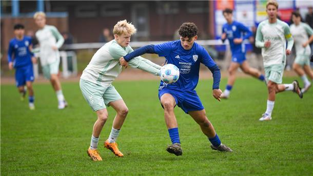 In der spannenden Schlussphase konnte die U17 vom JFV spielerisch gegen Werder Bremen überzeugen. Auch gegen seinen ehemaligen Mannschaftskameraden Maximilian Wendt (links) kann sich Mahdi Srour in dieser Szene durchsetzen.