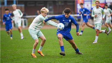 In der spannenden Schlussphase konnte die U17 vom JFV spielerisch gegen Werder Bremen überzeugen. Auch gegen seinen ehemaligen Mannschaftskameraden Maximilian Wendt (links) kann sich Mahdi Srour in dieser Szene durchsetzen.