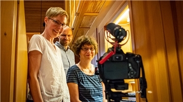 In der St.-Petri-Kirchengemeinde in Langen haben sie während der Corona-Pause die Sonntagsandacht als Podcast inklusive Orgelspiel ins Internet gestellt. Im Bild (von links): Pastorin Almut Berndt, Pastor Marcus Berndt und Kirchenmusikerin Sylvia Schollmeyer.