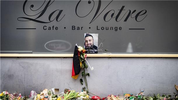 Einer der Tatorte mit einem Bild eines Opfers am Heumarkt in Hanau.