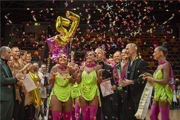 in der Stadthalle Bremerhaven regnet es Konfetti: Tänzerinnen des TSC Walsrode (...