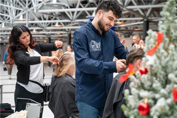 Festmahl für Bedürftige: Ein unvergesslicher Tag in der Stadthalle Bremerhaven In der Stadthalle wird wieder zur Weihnachtszeit für bedürftige Menschen gesorgt. Dalal Hasso (li.) macht mit ihren Verwandten Farhan Hesso (re.) und Nessim Hesso einen guten Schnitt.