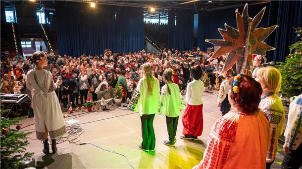 Festmahl für Bedürftige: Ein unvergesslicher Tag in der Stadthalle Bremerhaven In der Stadthalle wird wieder zur Weihnachtszeit für bedürftige Menschen gesorgt.