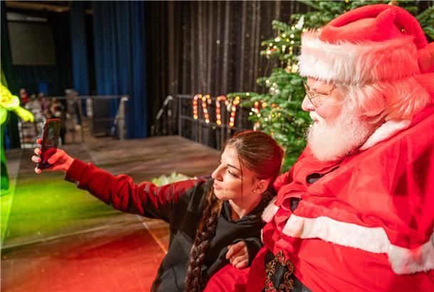 Festmahl für Bedürftige: Ein unvergesslicher Tag in der Stadthalle Bremerhaven In der Stadthalle wird wieder zur Weihnachtszeit für bedürftige Menschen gesorgt. Manfred Jabs wird zum Selfie gebeten.