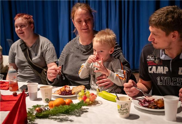 Festmahl für Bedürftige: Ein unvergesslicher Tag in der Stadthalle Bremerhaven In der Stadthalle wird wieder zur Weihnachtszeit für bedürftige Menschen gesorgt. Der zweijährige Alexander freut sich über die Früchte, Mama Bianca und Papa Bernd Freese können nur staunen.