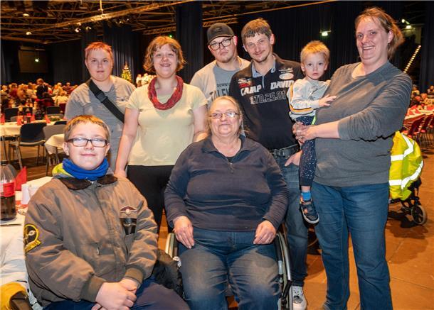 Festmahl für Bedürftige: Ein unvergesslicher Tag in der Stadthalle Bremerhaven In der Stadthalle wird wieder zur Weihnachtszeit für bedürftige Menschen gesorgt. Die Familie Freese freut sich sehr darüber.