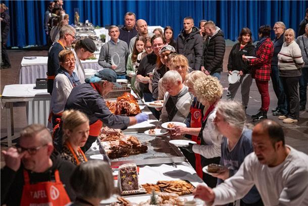 Festmahl für Bedürftige: Ein unvergesslicher Tag in der Stadthalle Bremerhaven In der Stadthalle wird wieder zur Weihnachtszeit für bedürftige Menschen gesorgt.