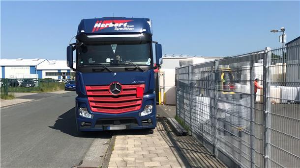 In der Straße Fladengrund parken Lkw nicht nur im absoluten Halteverbot, sondern die schweren Sattelzüge zerfahren auch regelmäßig die Fußwege.