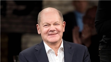 In der Talkshow „3nach9“ lobt Bundeskanzler Olaf Scholz die Arbeit der Ampel-Koalition.