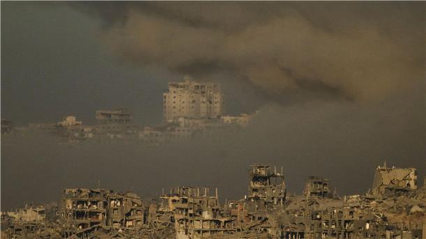 In der Trümmerwüste der Stadt Gaza sollen sich geschätzt noch etwa 500.000 Zivilisten aufhalten. Sie sind den israelischen Angriffen auf Reste der Terrororganisation Hamas weitgehend schutzlos ausgeliefert. Israel fordert sie fast täglich zur Flucht auf, aber viele wollen oder können das nicht mehr.